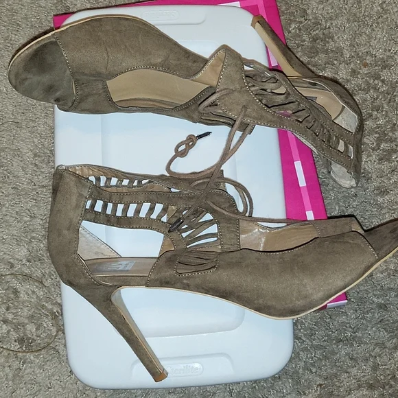 13M Dolce Vita Dark Tan Lace up suede open toe heel - Picture 3 of 12